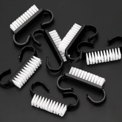 Malá čierna kefka na nechty pre odstránenie prachu a nečistôt pri manikúre a pedikúre