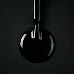 Čierny gél lak – štetec a textúra