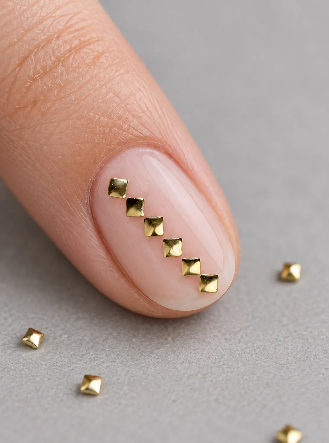 Zlaté metalické 3D ozdoby na nechty ShinePins Square Gold